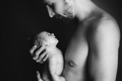 Baby Haut an Haut mit Papa