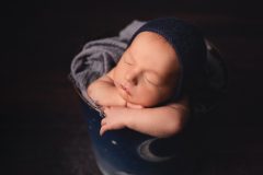Baby schlafend in Körbchen Blau