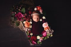 Baby eingewickelt in Blumen