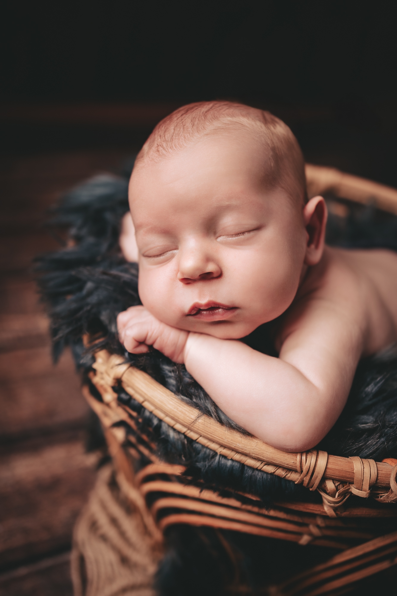 Newborn Baby in einem K&ouml;rbchen