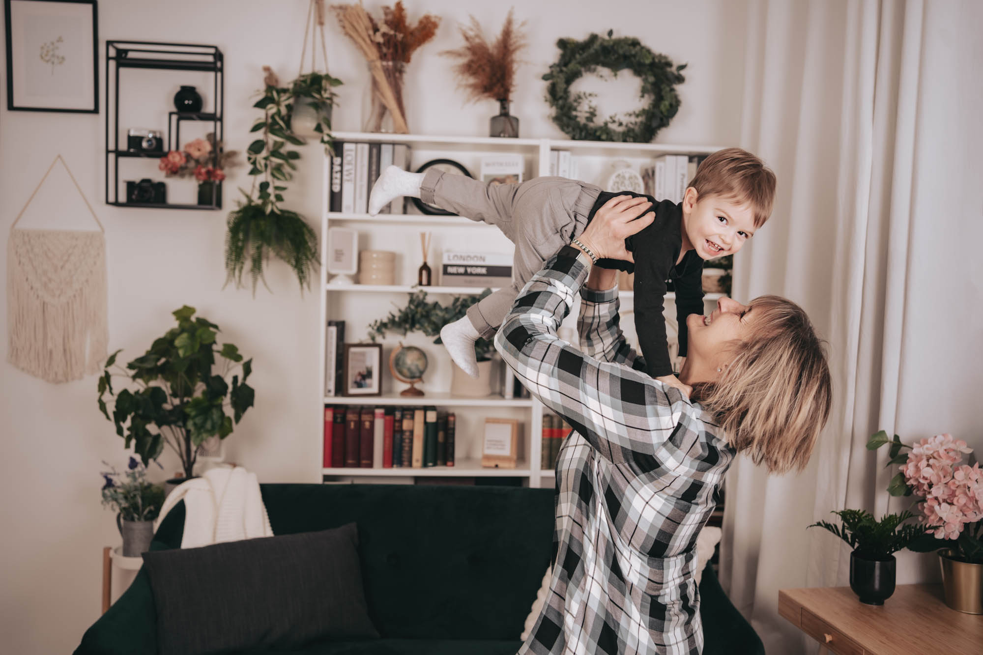 Authentische Homestory in Wien: Mutter spielt mit ihrem Kind.