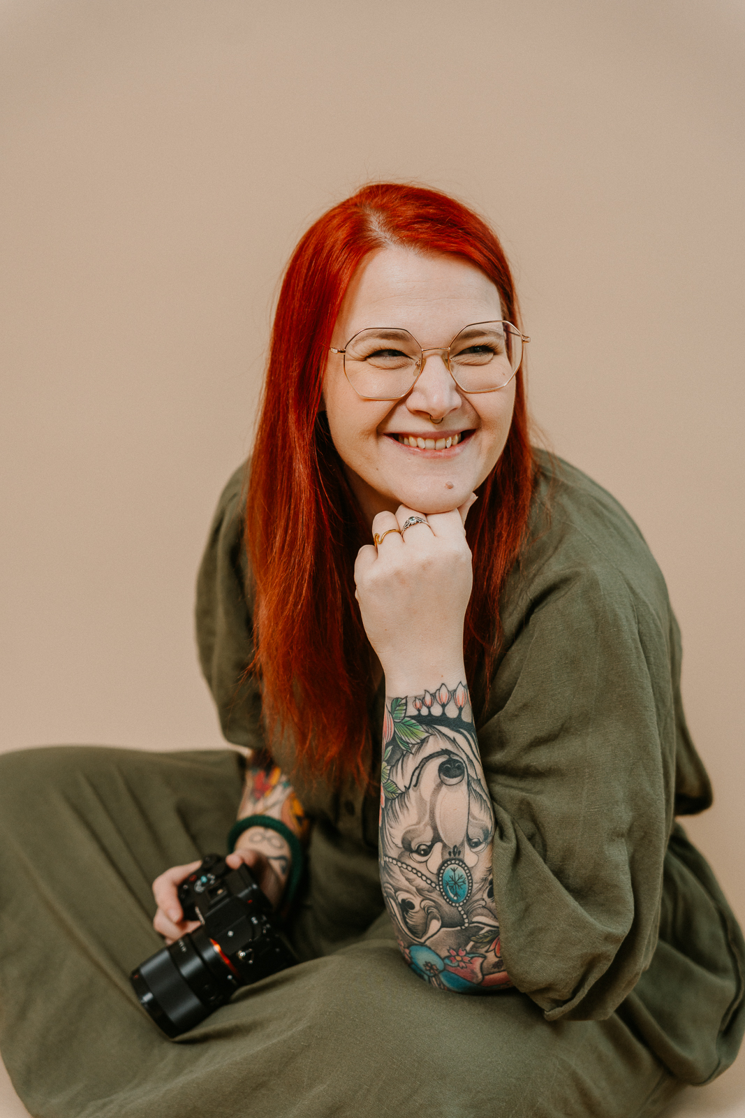 Ein Foto von Anna Cordes, aufgenommen von Anna Sommerfeld, lachend, mit Kamera in der Hand