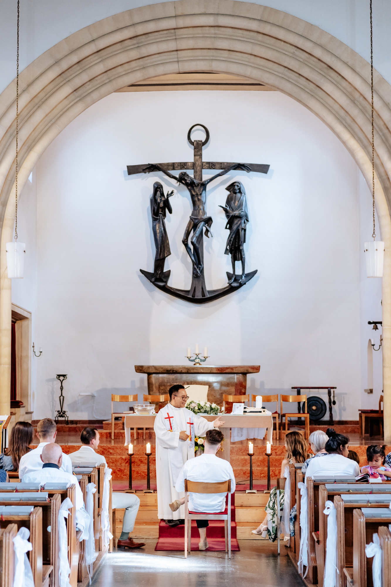 Weitwinkelaufnahme des Kircheninnenraums während der Taufzeremonie.