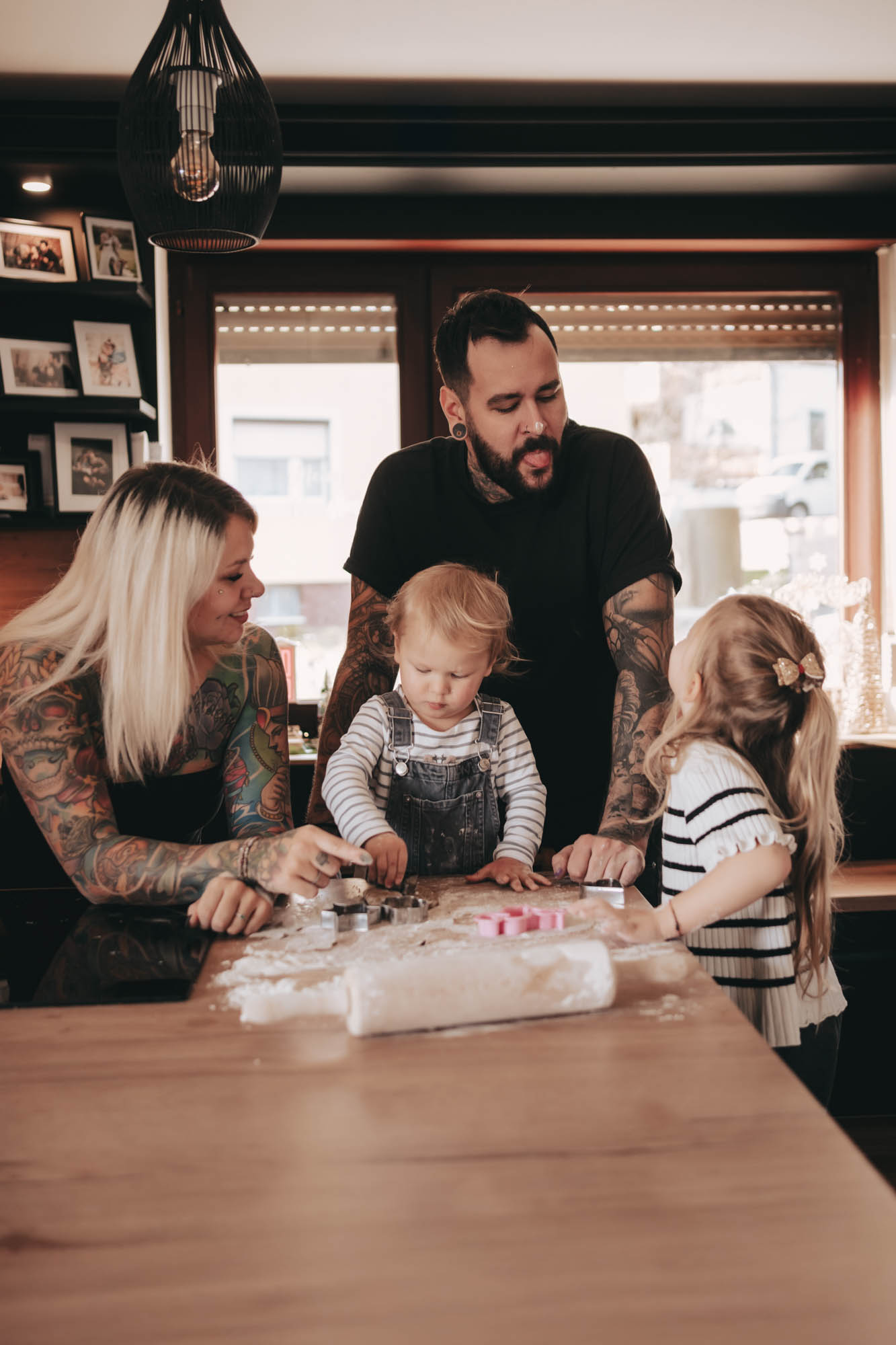 Lifestyle-Familienfotografie: Eltern und Kinder backen gemeinsam in der K&uuml;che.