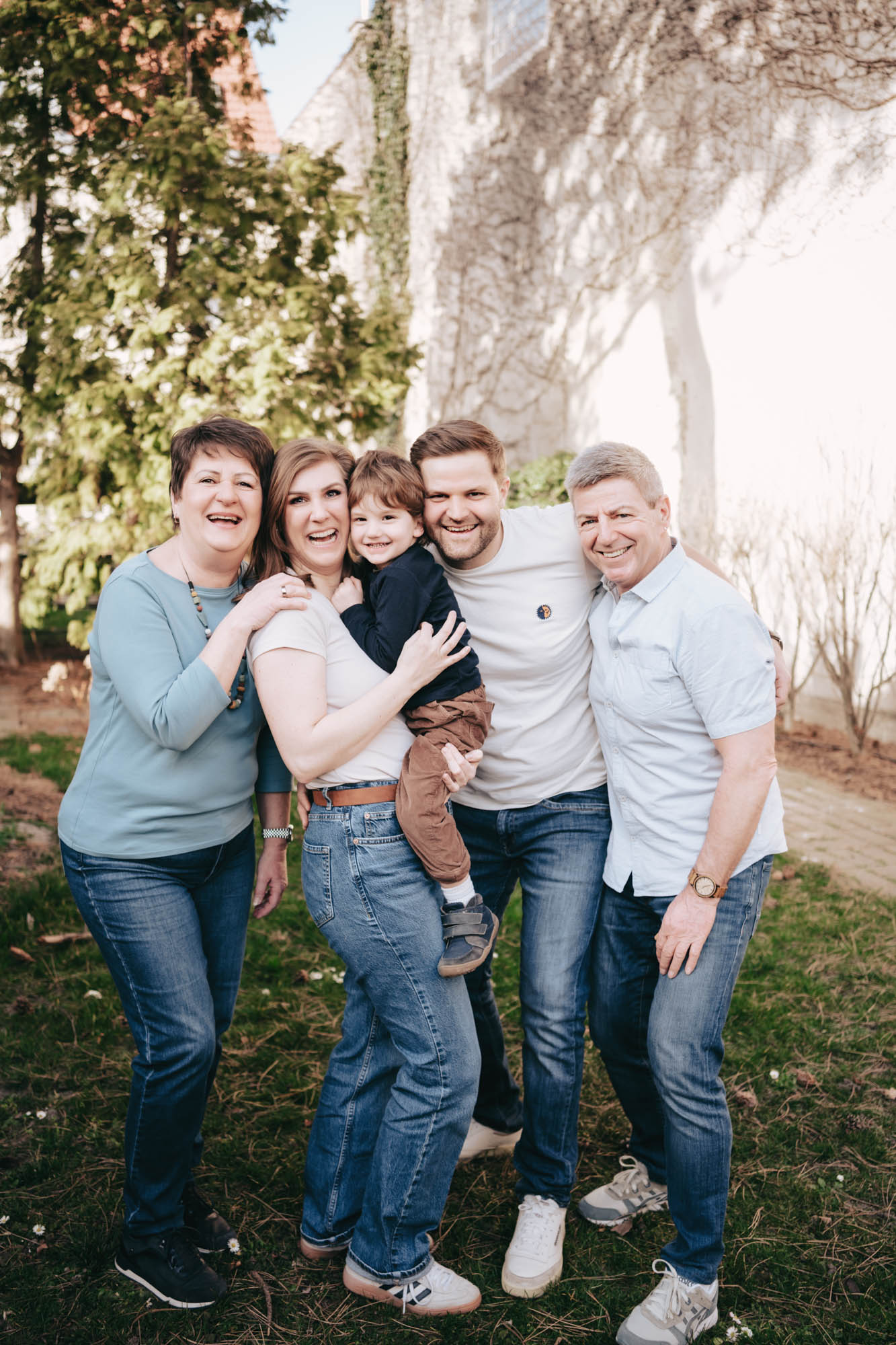 Fr&ouml;hliches Familienshooting in Wien im hellen Look.